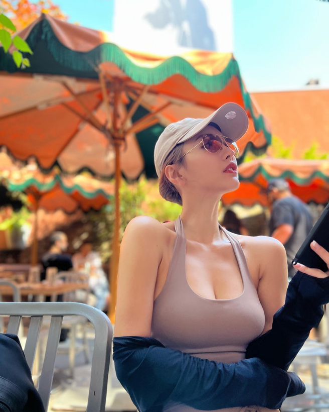 陈静穿运动Bra在纽约街头慢跑。（图／翻摄自dadachan IG）