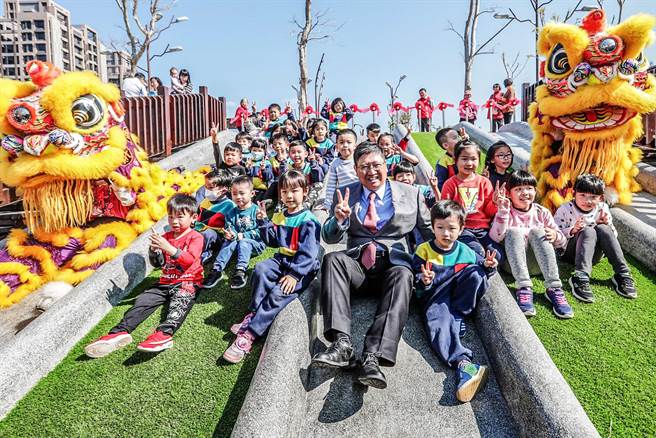 县长杨文科指连任后施政目标力求「4高1低」，每个乡镇至少有1座共融式特色公园，让民眾「乐安居」。（罗浚滨摄）