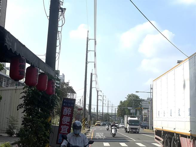 潭子區中山路與北屯區北屯路早期設置許多特高壓電桿塔，影響市容觀瞻。（陳淑娥攝）