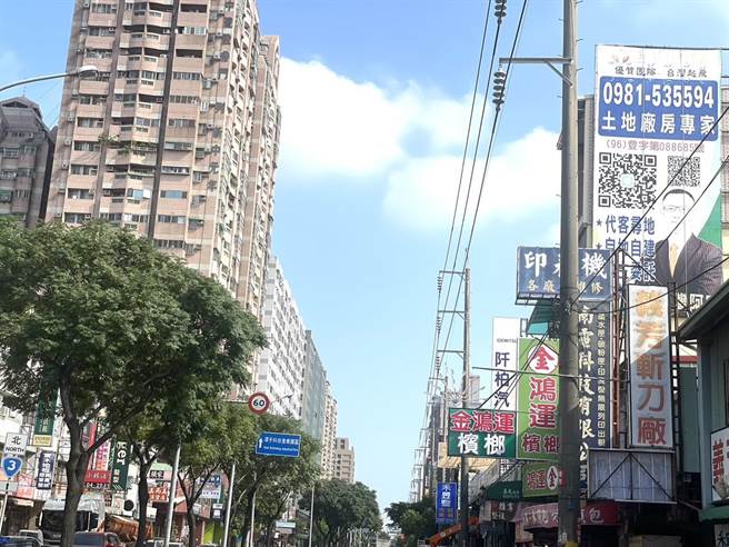 潭子區中山路與北屯區北屯路早期設置許多特高壓電桿塔，影響市容觀瞻。（陳淑娥攝）
