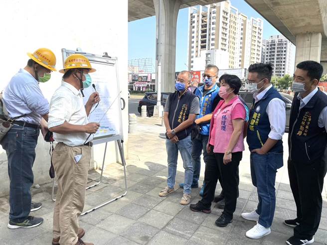 潭子區中山路與北屯區北屯路早期設置許多特高壓電桿塔，立委楊瓊瓔前往會勘聽取簡報。（陳淑娥攝）