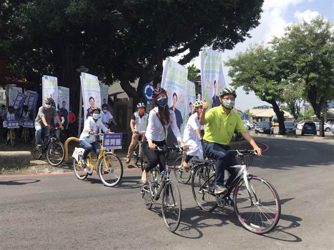 应景9月22日国际无车日，民进党屏东市长参选人李清圣承诺打造单车友善城市，并暗讽已连2任屏东市长因贪污遭停职，屏东市需要建构乾净城市扫除贪污阴霾。（谢佳潾摄）