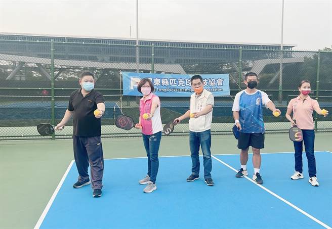 应景9月22日国际无车日，国民党籍屏东市长参选人周佳琪提出科技结合减碳打造智慧城市示范区。（周佳琪团队提供／谢佳潾屏东传真）