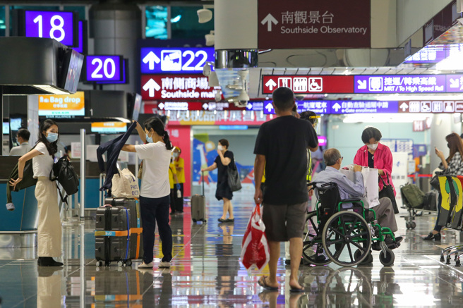 0+7制度預計10月13日實施。圖為桃園機場出境旅客。（資料照/陳麒全攝）
