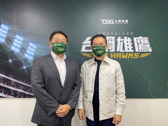 前日本国家队防护官河野德良（左）将任台钢雄鹰国际顾问。（台钢雄鹰提供）