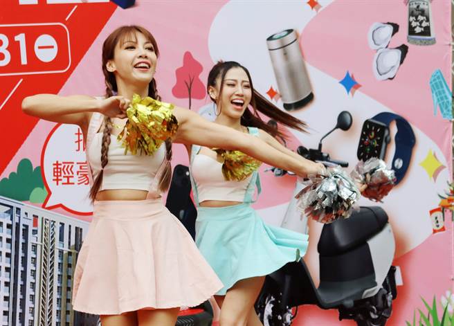 今商圈购物节活动开跑记者会上，请来辣妹热舞炒热气氛。（吕妍庭摄）