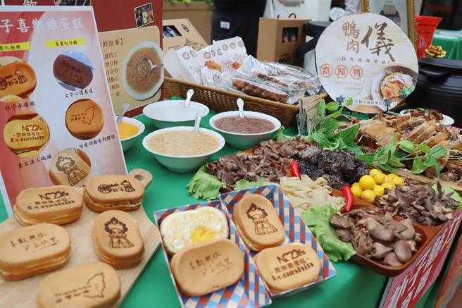 今商圈购物节活动开跑记者会上，各商圈店家搬出美食、伴手礼摆摊宣传。（吕妍庭摄）
