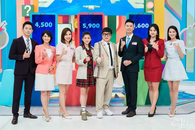 新闻台主播齐聚《欢乐智多星》答题抢奖金，王显瑜（左起）、侯乃榕、潘照文、叶欣眉、胡瓜、廖士翔、连佩贝、李文仪。（卫视中文台提供）