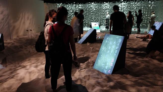 网友小芸在展区写下的文字，持续投影在「此刻留白区」的萤幕上，鼓舞观展民眾。（宗博馆提供／李奇叡新北传真）