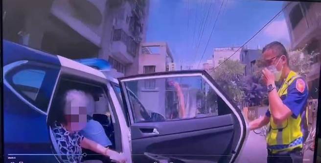 林嬷女儿表示，可能是母亲年纪大了记忆衰退，所幸遇到热心民眾及暖心警察护送平安返家。（乌日警分局提供／潘虹恩台中传真）