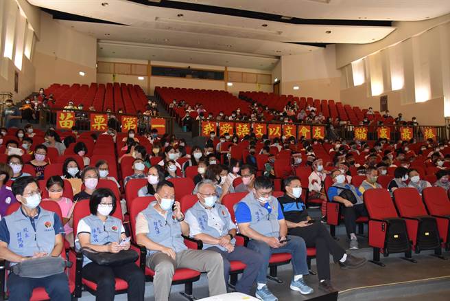 全國語文競賽苗栗場複賽日前結束，成績優良師生們22日齊聚文觀局中正堂受獎。（謝明俊攝）