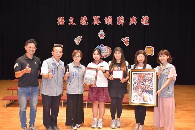 苗栗市明仁國中學生李弈瑢（中）榮獲中華民國世界兒童畫展特優。（謝明俊攝）