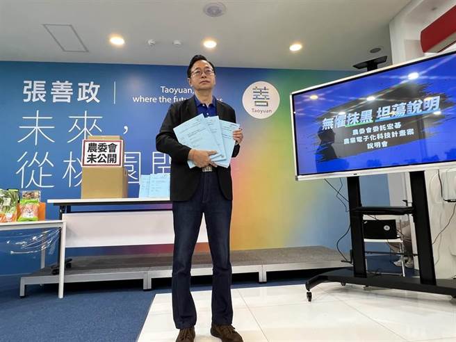 張善政昨日於記者會表示將行文農委會要求公開「農業電子化發展策略分析與規劃」的所有資訊，呼籲農委會勿當政治打手；昨日陳吉仲強調這整件事下來農委會才是受害者，呼籲勿以政治語言干擾程序，張善政則回擊「做賊的喊抓賊」。(蔡依珍攝)