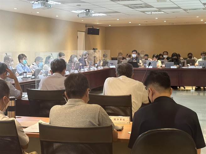 台北市都市設計審議委員會22日審議松湖變電所案。（楊亞璇攝）
