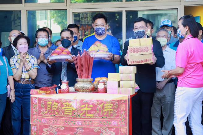 國民黨新竹市長候選人林耕仁（中）。（圖 / 翻攝自林耕仁臉書）