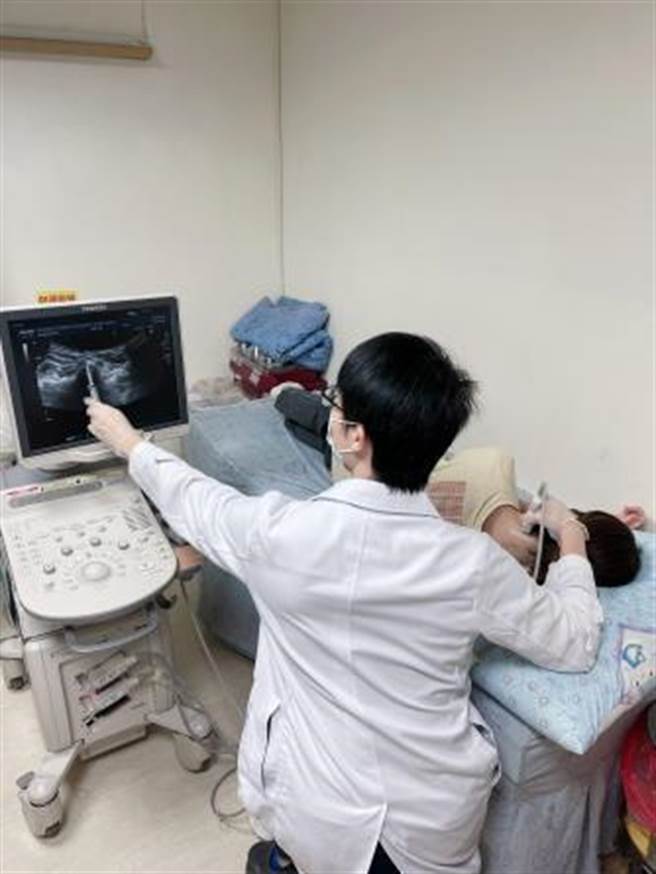 丰原医院指出，增生疗法需由医师先完整评估，注射后再搭配復健运动恢復更完全，是快速治疗好慢性疼痛的好选择。（丰原医院提供）