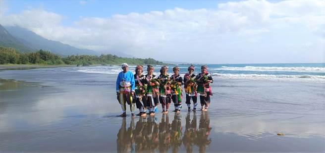 为推广新型海洋游憩活动，台东县政府今年首创「蓝海生活节」，今日邀请夏威夷国宝级大师Kimokeo Kapahulehua带来亲手打造的支架大洋舟。（读者提供／蔡旻妤台东传真）