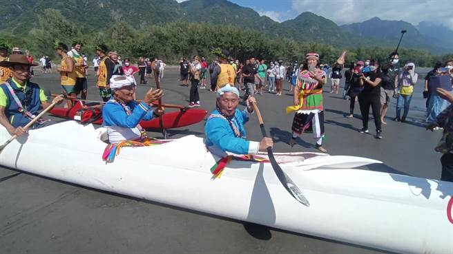 为推广新型海洋游憩活动，台东县政府今年首创「蓝海生活节」，今日邀请夏威夷国宝级大师Kimokeo Kapahulehua带来亲手打造的支架大洋舟。（读者提供／蔡旻妤台东传真）