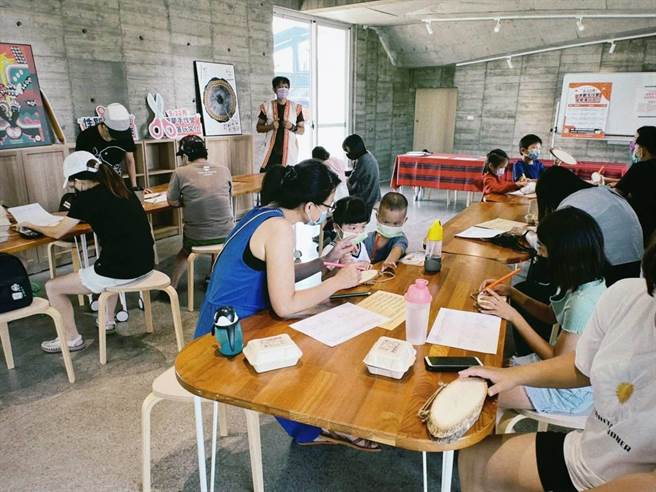 新竹市政府举办「原梦手作营」，首场「布农年历DIY」亲子手作课程大受好评。（新竹市政府提供／王惠慧新竹传真）