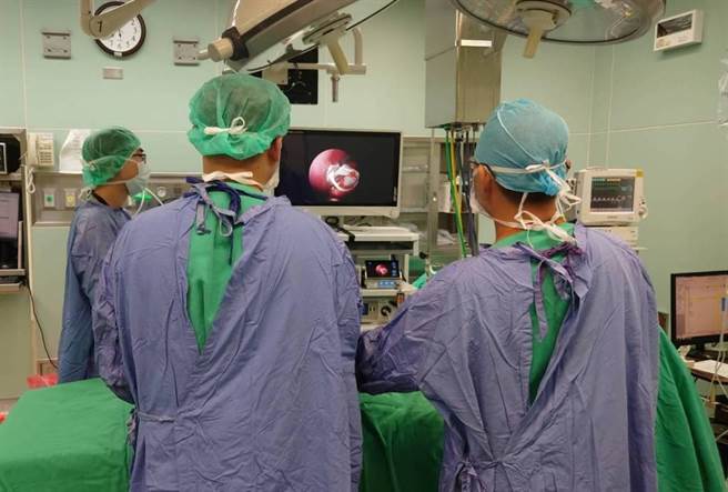 透过腹腔镜微创手术，张小弟弟顺利恢復健康。（大千医院提供／谢明俊苗栗传真）