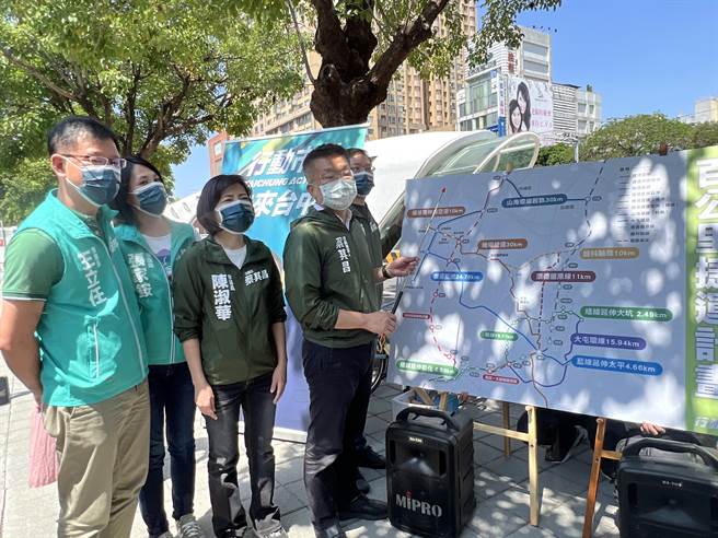 民進黨台中市長參選人蔡其昌(右)公布「百公里捷運」計畫，強調若當選市長，4年內一定讓藍線動工。(林欣儀攝)