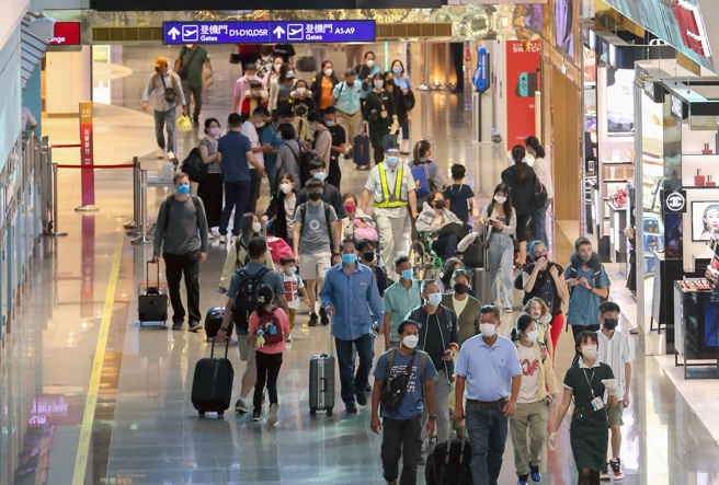 入境0＋7有无包括中港澳，王必胜回应了。图为旅客出境的画面。（本报系资料照）