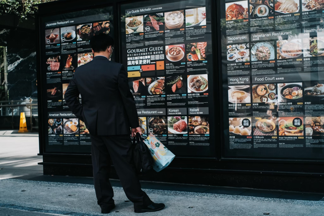 外界担忧，入境旅客若快筛阳仍然外出「趴趴走」，是否将成为防疫破口？王必胜指出，民眾可透过检举的方式，协助卫生局揪出违规者。图为民眾戴口罩出入公共场所。（图／示意图，记者郭吉铨摄影）