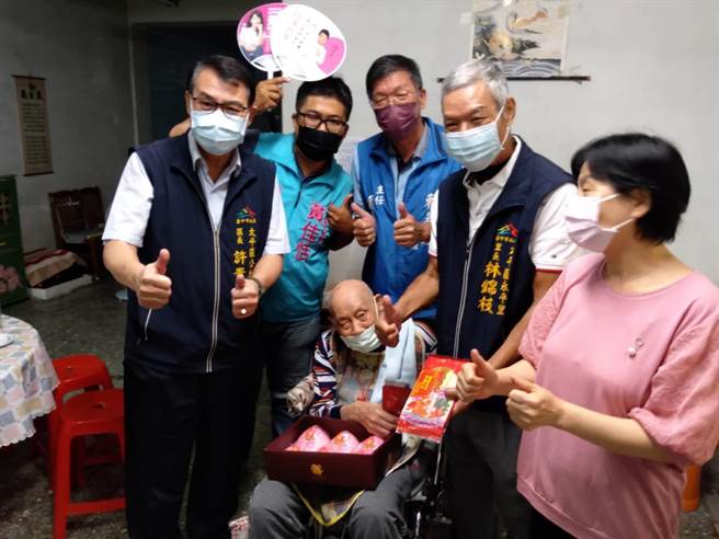 重阳佳节将至，台中太平区区长许贵芳特别到104岁湛以灏爷爷家献上敬老礼金及祝福。（冯惠宜摄）