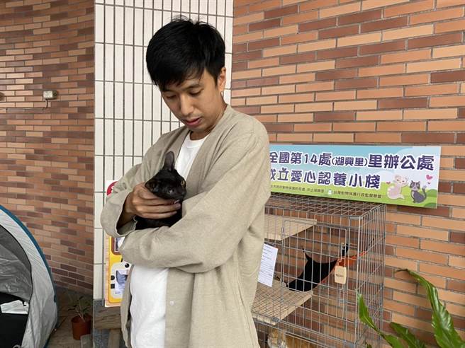 湖兴里长郭书成本身也收养一只流浪猫。（新北市动保处提供）