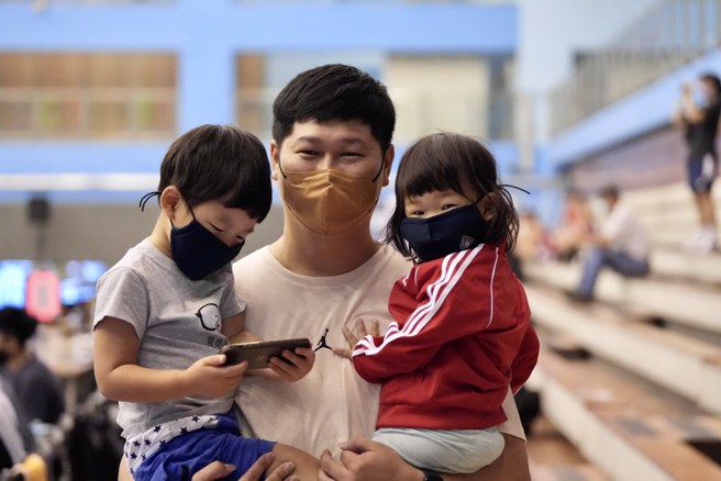 黃玟穎(中)跟自己兩個小孩合照。(主辦單位提供)