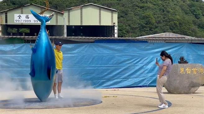 外观像黑鲔鱼的纪念物，却被调侃说「炸弹」。（民眾提供／吴佩蓉宜兰传真）