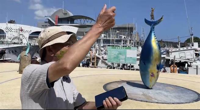 促进会总干事陈财发表示，鲔鱼上岸靠码头时，原本就是以这样的样式上岸，基本上在概念上是不违和的。（民眾提供／吴佩蓉宜兰传真）