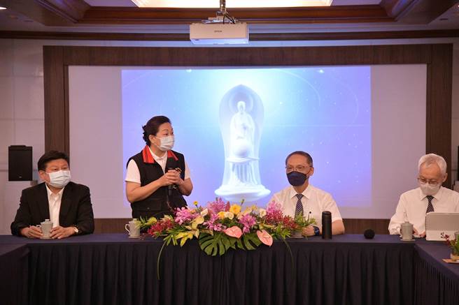 花莲县长徐榛蔚（左二）今与立法委员傅昆萁（左一），访晤慈济慈善基金会执行长顏博文（右二），盼藉慈济大爱之力，让灾区能重新回到原有生活。（花莲县政府提供／罗亦晽花莲传真）