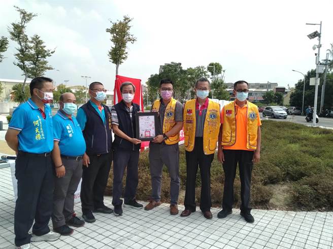张镇昌表示，政府资源有限、民间力量无穷，相当感谢草湖狮子会支持，带头响应赞助。（大里区公所提供／潘虹恩台中传真）