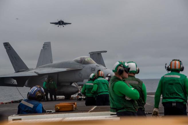 核動力的尼米茲號航艦雖然航行不必燃料，但艦載戰機需要燃料。最近傳出飲水遭燃油汙染。(圖/美國海軍)