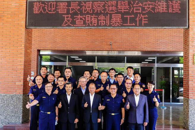 警政署長黃明昭（中）新竹縣警局訪視，了解年底選舉安全維護工作情形。（新竹縣警局提供／羅浚濱新竹傳真）