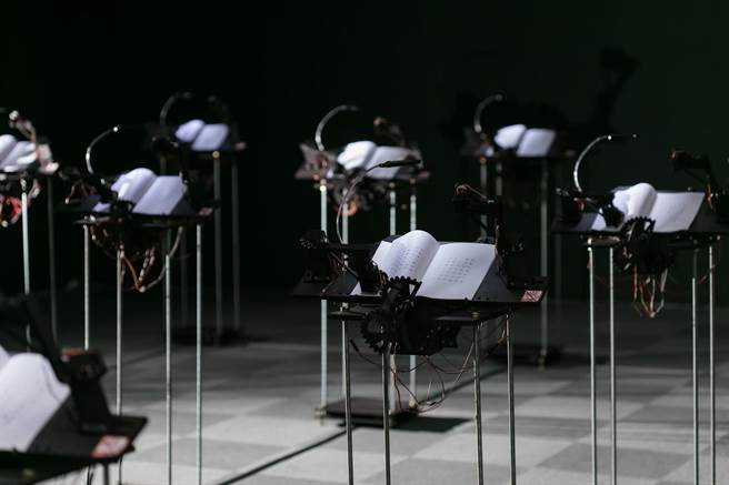 王连晟的《阅读计画》反思人工智慧发展。（国美馆提供）