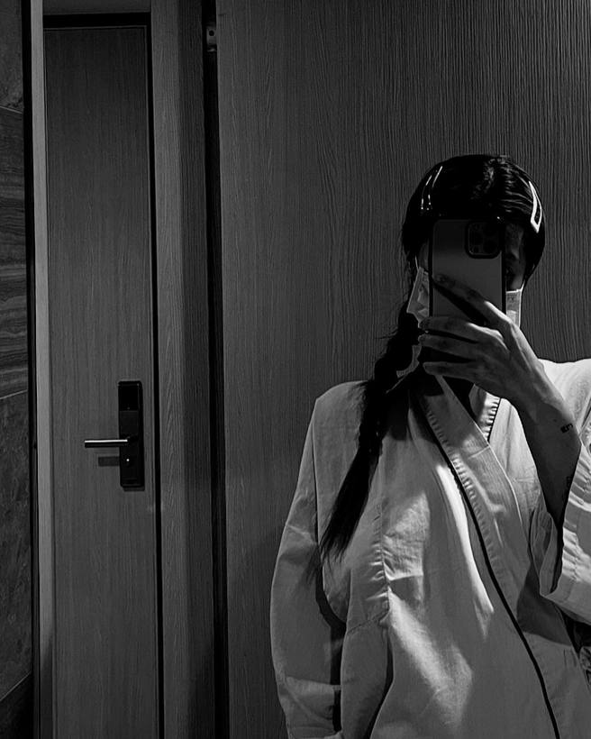 林珈安穿著病人袍，看得出身形纖細依舊。(圖/林珈安 IG)