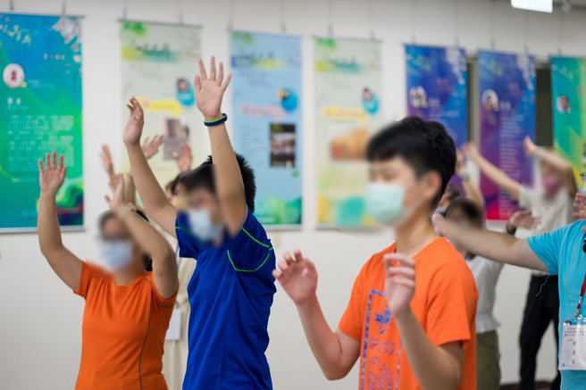 学员突破社交焦虑，上台唱跳，展现自信。(照片/教育部国教署提供)