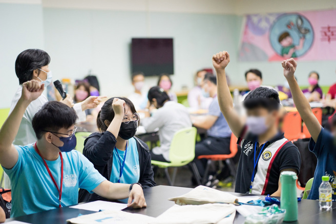 学员抢答，分享健康和不健康上网好坏处。(照片/学校提供)