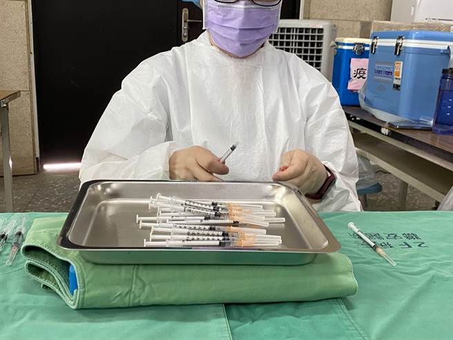 兒科醫學會建議，要預防兒童染疫後併發重症，完整接種疫苗是最有效的方式。（馮惠宜攝）