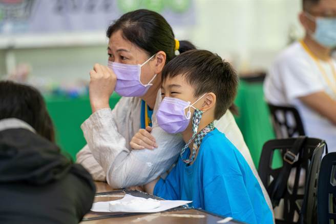 癌症希望基金会 「1001个希望亲子营」陪伴家庭分享罹癌经歷，并协助孩子将情绪转换成勇气，回馈给罹癌父母，给予支持。（癌症希望基金会提供）