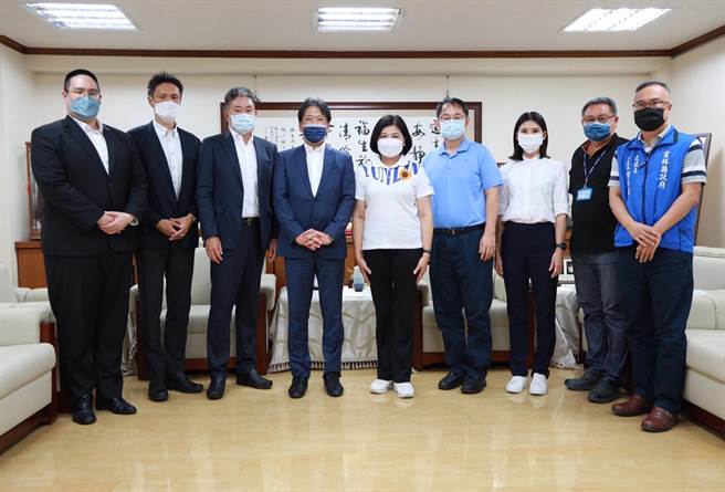 三井不动产集团董事长久一康洋（左四）亲自率三井花园饭店总经理（左二）、副总经理（左三）到云林县府交流投资的可能性，县长张丽善（右五）接见。（云林县府提供）