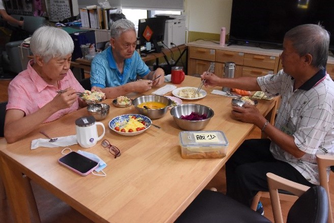 阿公阿嬷津津有味的品尝西式套餐。(照片/慈济科技大学提供)