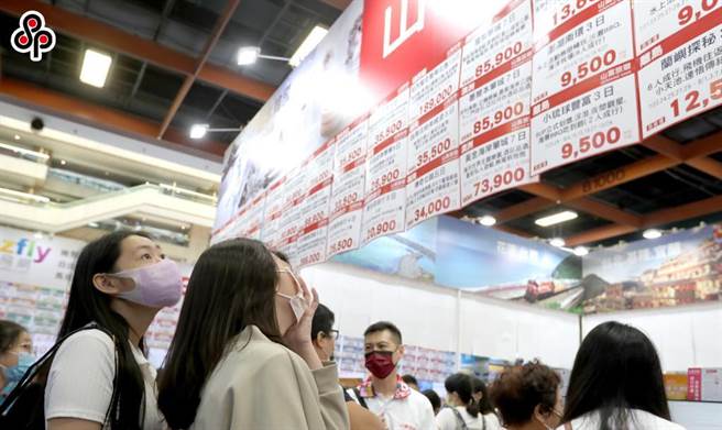 今年7月的台北國際夏季旅展擠進許多民眾，參考業者提供的各式旅遊選擇。（本報資料照）