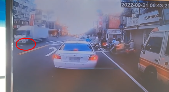 新竹市光復路与关新路口昨（21）发生1名女学生走在斑马线上，遭到1辆绿灯左转的货车撞上，全身被卷进车底消失，惊悚影像曝光吓坏人。（翻摄自脸书「新竹爆料公社」）