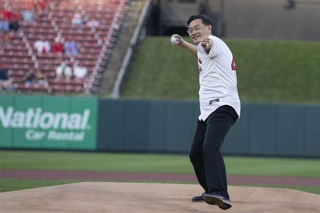 棒球外交! 秦刚为红雀开球，伯恩斯隔空盼也支持红袜。9月15日秦刚到红雀队主场开球。（中国驻美大使馆网站）