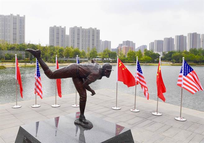 棒球外交! 秦刚为红雀开球，伯恩斯隔空盼也支持红袜。图为2019年圣路易斯市送给南京缔结姊妹市40周年纪念的投手雕塑，摆放南京国际友谊公园，面向圣路易斯方向投球。（中国驻美大使馆网站）