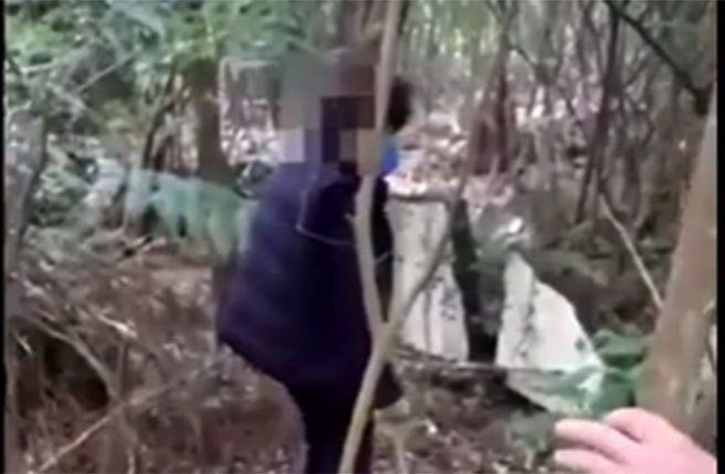 嫌犯恐吓被害人挖洞自埋。(翻拍影片)