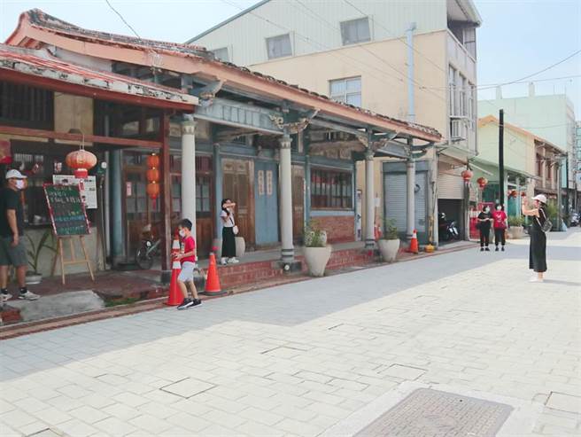 蕴含浓厚农村文化的后壁菁寮老街，去年下半年国内疫情趋缓后，成为台南溪北地区最夯的观光景点。（张毓翎摄）